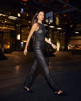 Mono largo negro de red con frunces en el frente y corte acampanado.