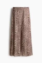 Pantalón de corte holgado en malla transparente, con estampado de leopardo, cintura elástica y piernas rectas.