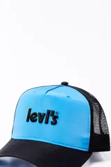 Gorra de visera curva Levi's, con frente celeste, logo bordado en negro, visera negra y paneles traseros de rejilla negra.