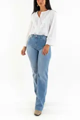 Pantalón de jean azul claro de tiro alto, con corte recto y ajuste al cuerpo. Presenta costuras clásicas, bolsillos traseros y una sutil abertura en el ruedo.