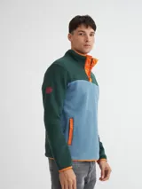 Buzo de polar color borgoña y marrón, con cuello alto con botones a presión y bolsillos laterales.