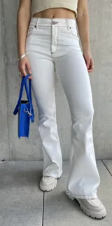 Pantalón de jean blanco, tiro alto, corte oxford y con lycra.