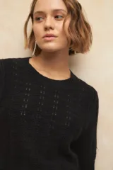 Top tramado color crudo, de manga corta, cuello redondo y elástico en la cintura y mangas.