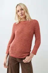 Sweater tejido de punto color rojo con cuello redondo y ruedo curvo.