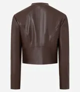 Campera básica de cuero sintético (PU) color marrón oscuro, con cuello redondo, cierre frontal y recortes decorativos. Cuenta con mangas largas y bolsillos con cierre.