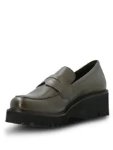 Mocasines de cuero color verde oliva con textura granulada, diseño tipo penny loafer y suela track de plataforma alta en color negro.