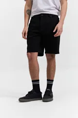 Bermuda de jean celeste, corte recto, con bolsillos delanteros y traseros, y presillas para cinturón.