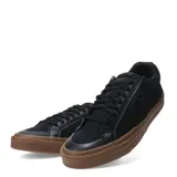 Championes Converse de estilo urbano, confeccionados en lona negra con detalles en cuero sintético. Presentan el logo de la marca en el lateral, puntera reforzada y suela de goma color caramelo (gum sole).