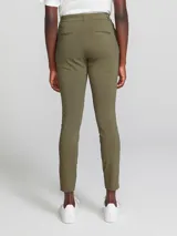 Pantalón sastrero de corte recto y ajuste entallado, con cintura de tiro medio, cierre frontal con botón y bolsillos laterales.