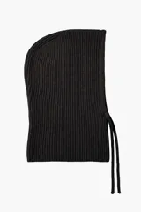 Gorro tipo balaclava tejido en color beige, con diseño ajustable mediante cordones frontales.