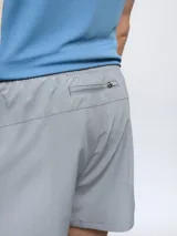 Short de entrenamiento Umbro modelo Chase, color azul, con cintura elástica y tejido elastizado.