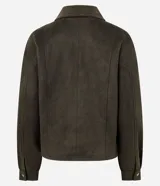 Campera bomber de gamuza sintética color verde militar, con cuello camisero texturizado, cierre frontal con botones metálicos y dos bolsillos delanteros con solapa.