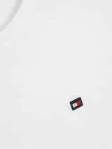 Remera blanca de cuello redondo y manga corta, confeccionada en mezcla de algodón orgánico y viscosa, con diseño slim y logotipo bordado en el pecho, en colaboración con Shawn Mendes.