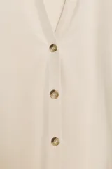 Camisa marrón de manga corta amplia, con cuello solapa y escote pico, cierre frontal con botones.