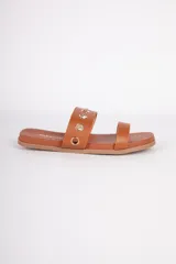 Sandalias bajas color suela, con doble tira en el empeine. La tira superior presenta argollas metálicas doradas.
