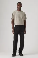 Pantalón cargo negro de corte recto con bolsillos laterales con fuelle y solapa con botón a presión. Tiene bolsillos delanteros y traseros.