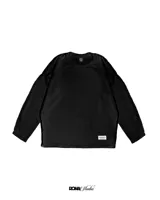 Buzo negro de lana con textura acanalada, corte holgado y costuras expuestas.