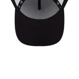 Gorro New Era 9FORTY de los New York Yankees, color azul marino con visera curva y paneles traseros de malla blanca. Presenta el logo del equipo bordado en el frente.