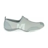 Slip on Merrell modelo Barrado, color gris, confeccionado en malla transpirable con detalles en cuero. Cuenta con cierre frontal de cremallera, plantilla de espuma EVA y suela de goma con tecnología Air Cushion para mayor estabilidad y tracción.