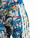Shorts ciclistas Adidas de la colaboración con Farm Rio, con estampado tropical de aves y flores sobre fondo blanco. Presenta las tres tiras clásicas de la marca en los laterales y logo bordado.