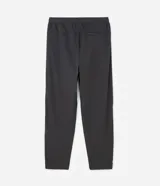 Pantalón deportivo de corte recto y ajuste cómodo, confeccionado en tejido técnico de poliéster y elastano. Presenta cintura elástica con cordón ajustable, bolsillos laterales y acabado liso con diseño funcional.