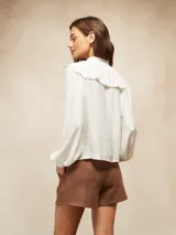 Short de gamuza color marrón, con diseño de tiro alto, pinzas frontales y bolsillos laterales.