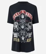 Remera de algodón color negro con cuello redondo y mangas cortas. Presenta una estampa frontal de la banda Guns N' Roses con diseño de calaveras y aplicación de strass brillante.