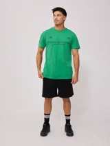 Bermuda deportiva gris confeccionada en 60% algodón y 40% poliéster, con cintura elástica ajustable con cordón.