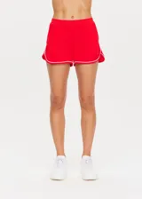Short deportivo rojo con ribetes blancos, de tiro medio, con bolsillos frontales y bolsillo trasero.