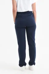 Pantalón deportivo de corte recto color azul marino, con cintura elástica ajustable mediante cordón y bolsillos laterales.