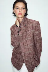 Blazer de lana con diseño de cuadros, cuello subido, manga larga, bolsillos delanteros y cierre frontal cruzado con un botón.