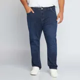 Pantalón de jean azul oscuro, corte slim, con cinco bolsillos y tiro medio.