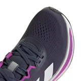 Championes de running Adidas modelo Questar 3, de color azul oscuro con detalles en gris y violeta. Presentan un diseño técnico con malla transpirable, las icónicas tres bandas de la marca en los laterales y una entresuela amortiguada.