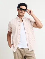 Camisa de manga corta con botones, a rayas verticales color rojo y blanco, con bolsillo en el pecho.