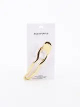 Broche dorado con forma ondulada.