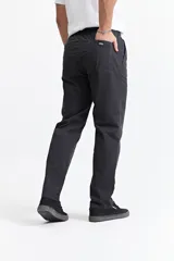 Pantalón de gabardina color azul marino, con diseño de cinco bolsillos, corte relajado, cintura elastizada con cordones ajustables y terminación recta sin puños.