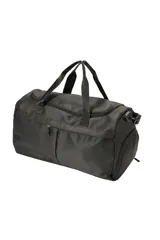Bolso tipo duffel de poliéster color negro, con asas de mano y bolsillos exteriores con cierre.