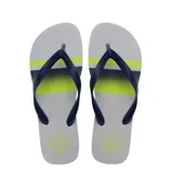 Chancletas Havaianas color gris con tiras azul marino y diseño gráfico de franjas en verde lima y azul.