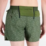 Short deportivo New Balance Impact Run AT 5 Inch, color verde con estampado de triángulos y ondas. Diseñado para trail running, con tecnología NB DRY para eliminar la humedad y short interior para mayor comodidad.