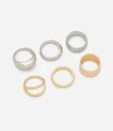 Kit de seis anillos femeninos de metal con diseños variados, incluyendo modelos lisos, texturados y acanalados en tonos dorados y plateados.