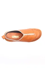 Zapato de cuero con estampado floral, cierre frontal y suela de goma.