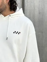 Canguro blanco con capucha ajustable con cordones, bolsillo tipo canguro y puños elásticos.