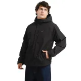Campera O'Neill modelo Aggro de color negro, con capucha ajustable, cierre frontal y bolsillos con cierre. Confeccionada en tejido técnico resistente al viento y al agua, con puños ajustables.