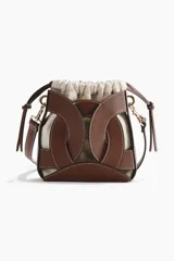 Cartera bombonera combinada de cuero sintético marrón con pespuntes blancos y bolsa interior de lona de mezcla de algodón y lino. Cuenta con diseño estructurado, cierre ajustable con cordón y correa bandolera extraíble con mosquetones metálicos dorados.