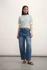 Remera de algodón con estampado de rayas horizontales en color verde claro sobre fondo blanco, con mangas cortas abullonadas y puños lisos.