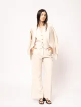 Blazer oversized color beige de corte recto, confeccionado en tela con lino.