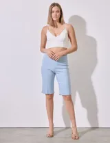 Bermuda biker negra de gabardina elastizada, con pretina ancha elastizada.