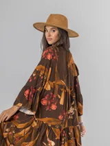 Sombrero de gamuza color tostado, estilo cowboy, con ala ancha y detalle de trenzado en la base de la copa.