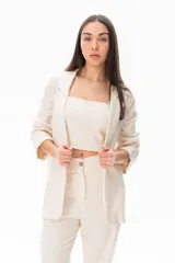 Blazer color crudo de corte elegante, con cierre frontal, confeccionado en mezcla de algodón.