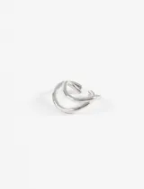 Earcuff metálico de color plateado con diseño de doble onda estilizada, ideal para usar sin necesidad de perforaciones.